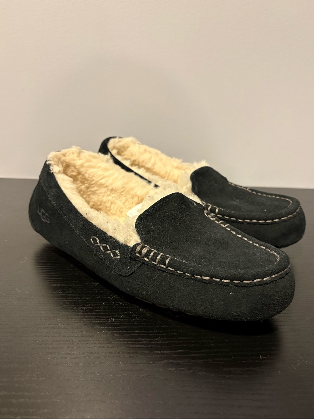 UGG Ansley Black Suede Sheepskin Lined Moccasin Slippers Women’s 9